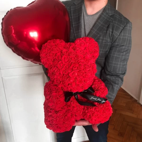 Duży czerwony miś z róż z balonami